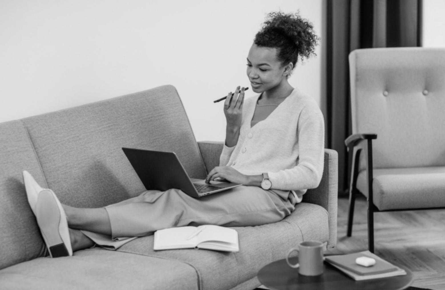 Environnement professionnel d'analyse financière avec graphiques et données