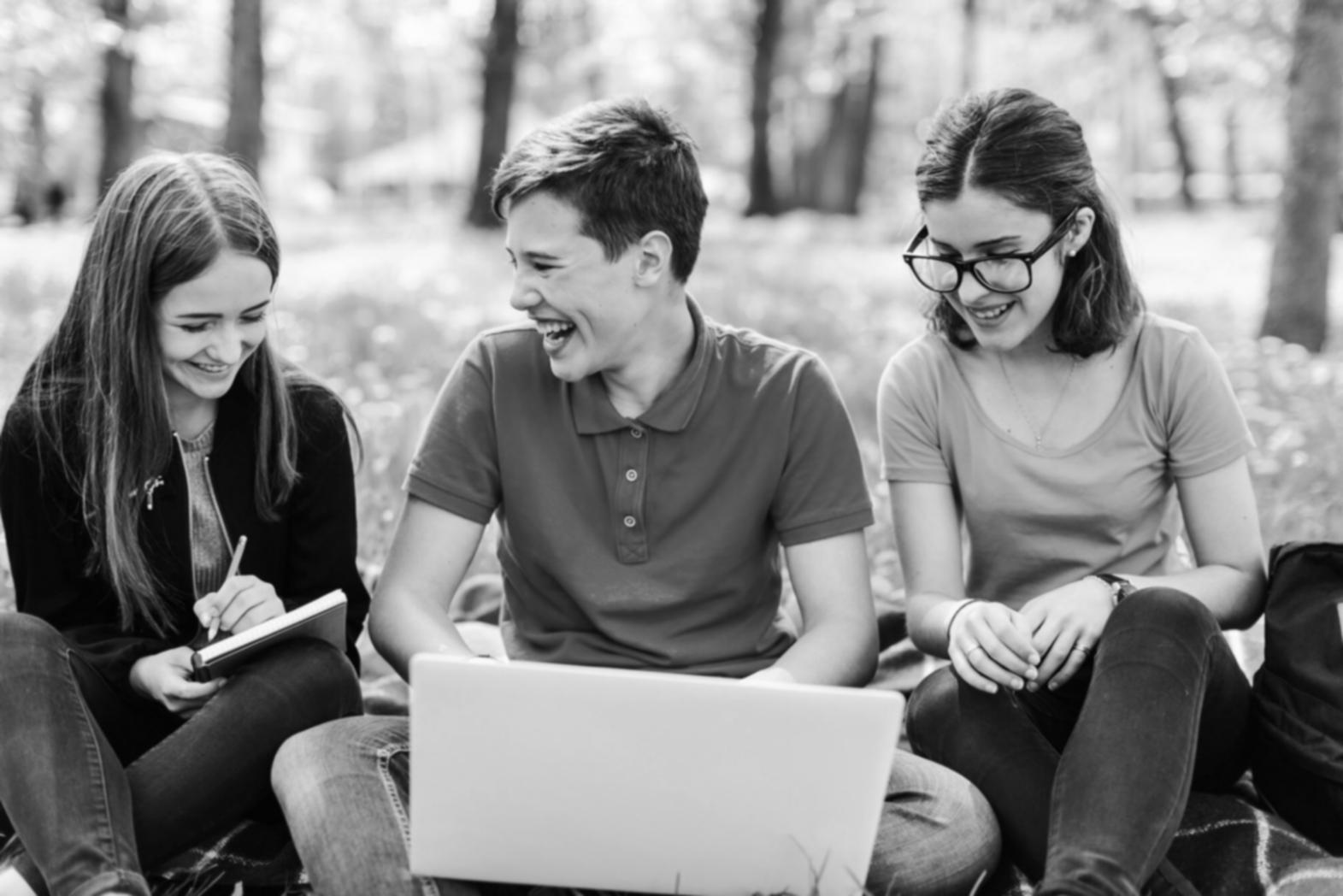 Étudiants internationaux consultant des documents financiers dans un espace d'étude moderne